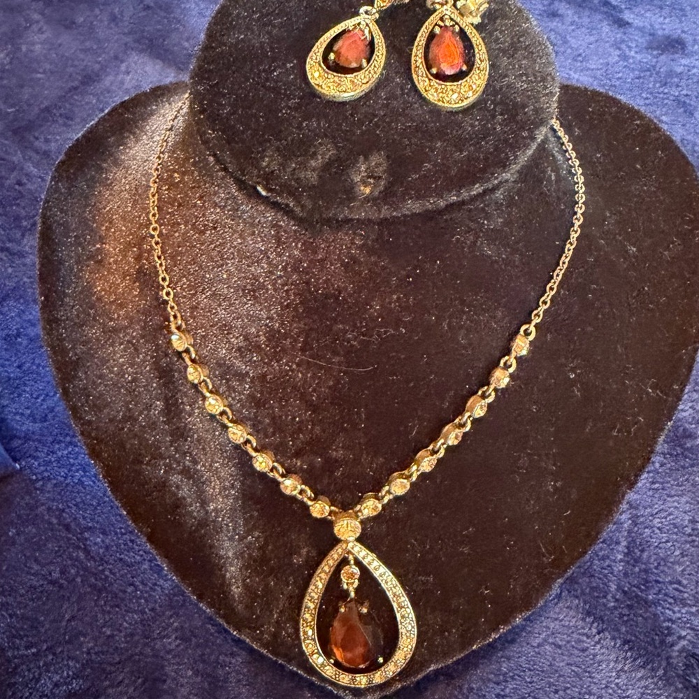 Avon Gold-Tone Teardrop Necklace with Amber-Colored Stones